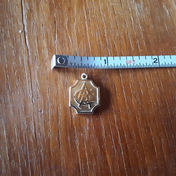 🏸🎾 Atlanta Athletic Club | Gold Tone Charm with Loop | Vintage 1980s 🎾⛳️ - Picture 3 of 3